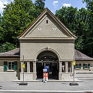Die Talstation der Merkurbergbahn nach der Fassadensanierung.