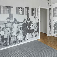 Schwarz-Weiß-Fototapete an einer Wand mit Motiven aus der Gartenstadt in Ooswinkel