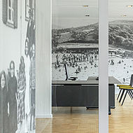 Zwei Schwarz-Weiß-Fototapeten in einem Büro in Ooswinkel